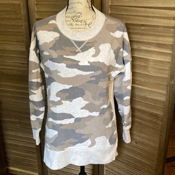 Aerie size XS thick side slit cozy long sleeved top camouflage  pattern GUC - Picture 1 of 6